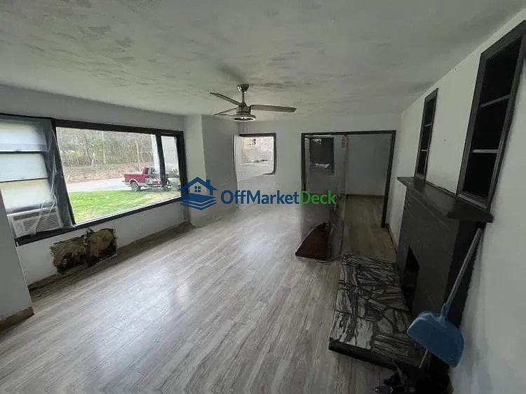 Off-market house in Bristol, Tennessee — 3 beds, 1 bath, $103,000 — photo 7 of 8