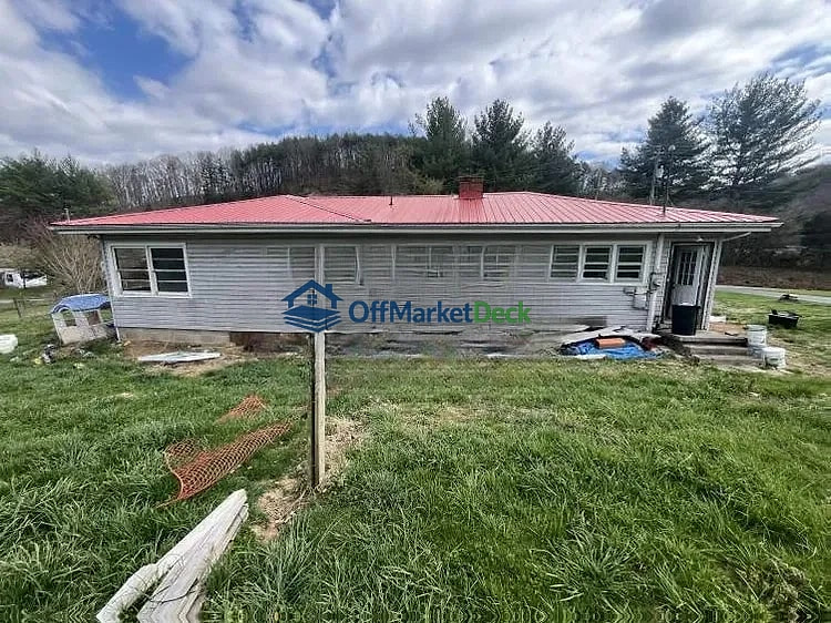 Off-market house in Bristol, Tennessee — 3 beds, 1 bath, $103,000 — photo 3 of 8