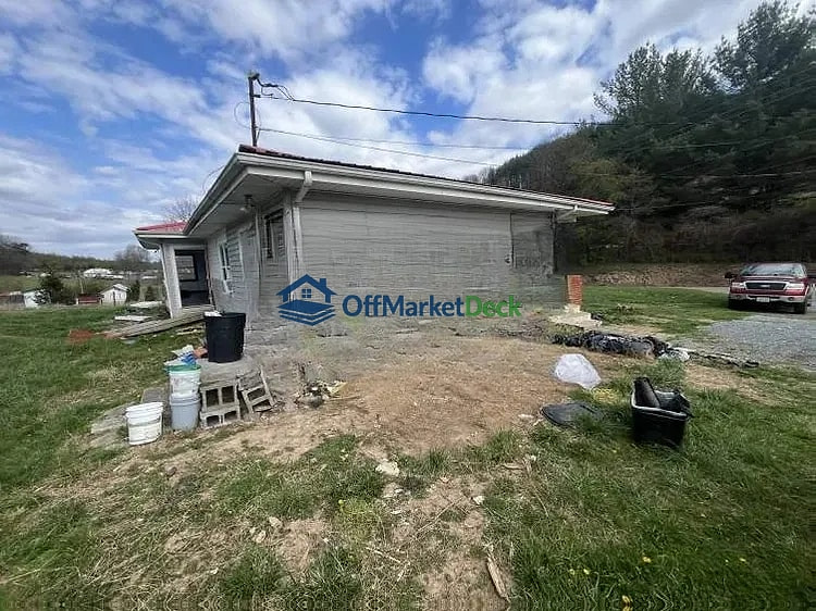 Off-market house in Bristol, Tennessee — 3 beds, 1 bath, $103,000 — photo 4 of 8