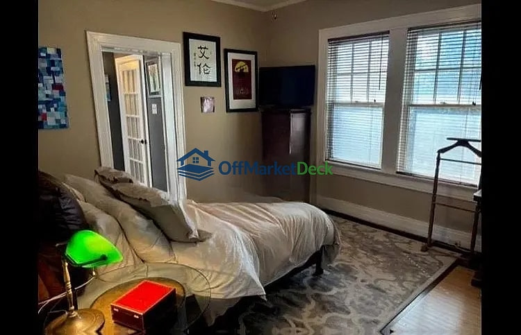 Off-market house in Dallas, Texas — 2 beds, 2 baths, $420,000 — photo 8 of 8