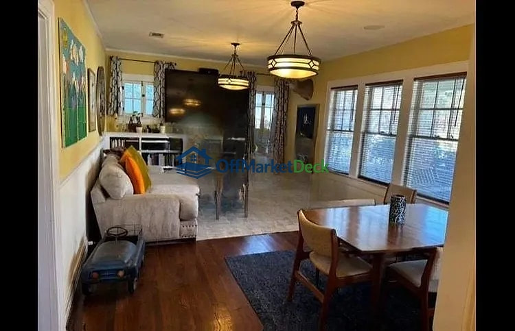 Off-market house in Dallas, Texas — 2 beds, 2 baths, $420,000 — photo 2 of 8