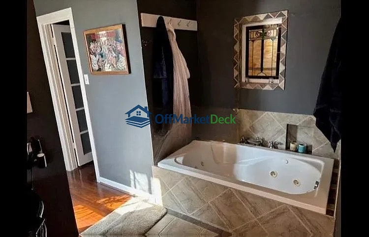 Off-market house in Dallas, Texas — 2 beds, 2 baths, $420,000 — photo 6 of 8