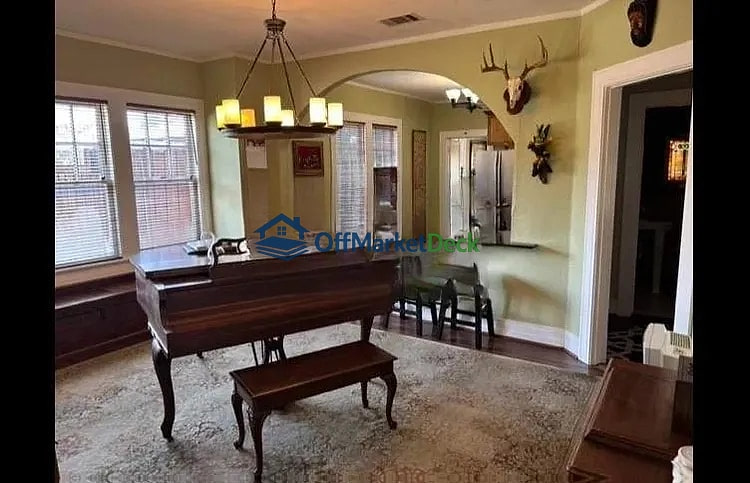 Off-market house in Dallas, Texas — 2 beds, 2 baths, $420,000 — photo 3 of 8