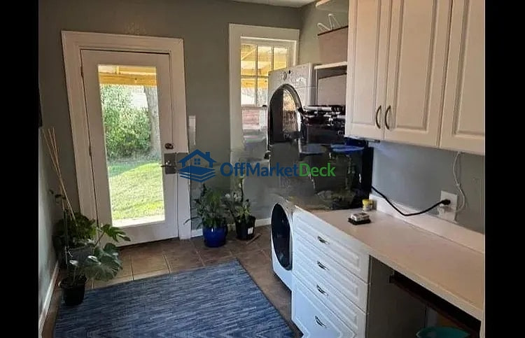 Off-market house in Dallas, Texas — 2 beds, 2 baths, $420,000 — photo 4 of 8