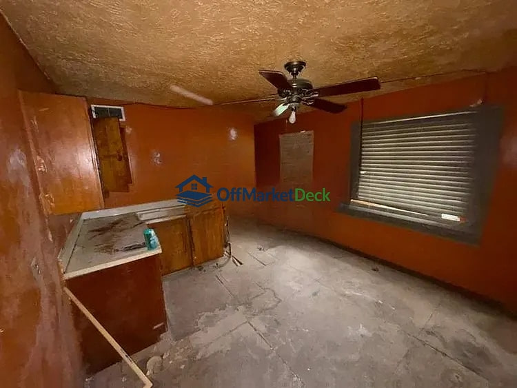 Off-market house in Indianapolis, Indiana — 3 beds, 1 bath, $60,000 — photo 3 of 8