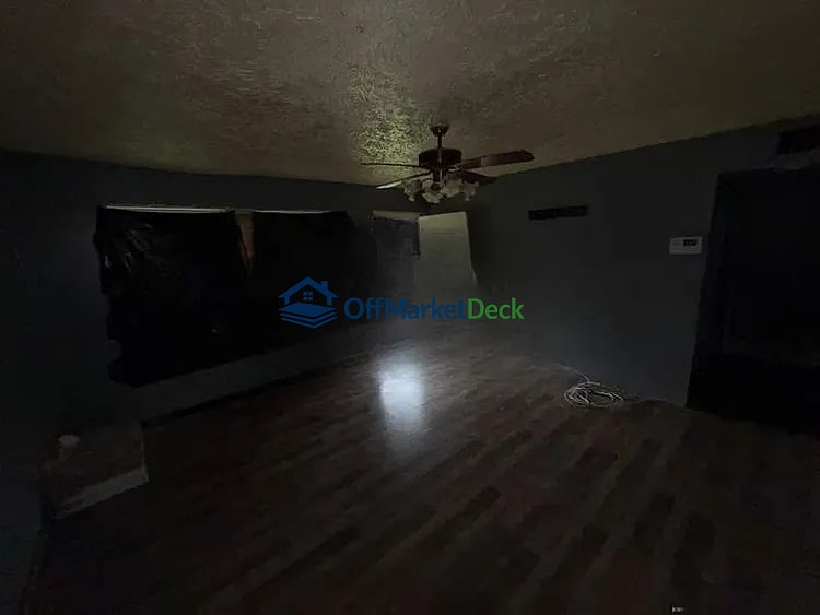Off-market house in Indianapolis, Indiana — 3 beds, 1 bath, $60,000 — photo 2 of 8