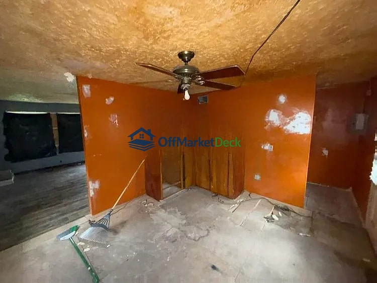 Off-market house in Indianapolis, Indiana — 3 beds, 1 bath, $60,000 — photo 4 of 8