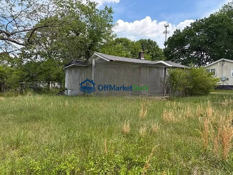 Off-market house in Claremont, North Carolina — 3 beds, 1 bath, $30,000 — photo 3 of 8