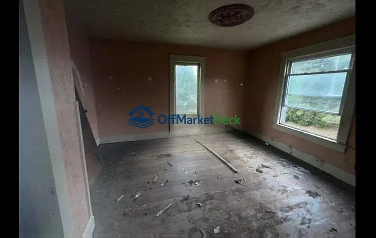 Off-market house in New Castle, Pennsylvania — 3 beds, 1 bath, $18,000 — photo 3 of 7