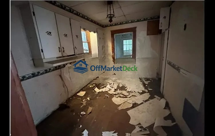 Off-market house in New Castle, Pennsylvania — 3 beds, 1 bath, $18,000 — photo 2 of 7