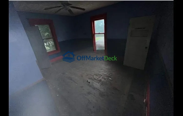 Off-market house in New Castle, Pennsylvania — 3 beds, 1 bath, $18,000 — photo 5 of 7