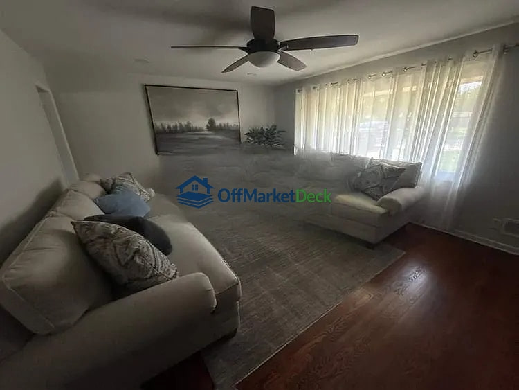 Off-market house in Indianapolis, Indiana — 3 beds, 1 bath, $194,990 — photo 2 of 8