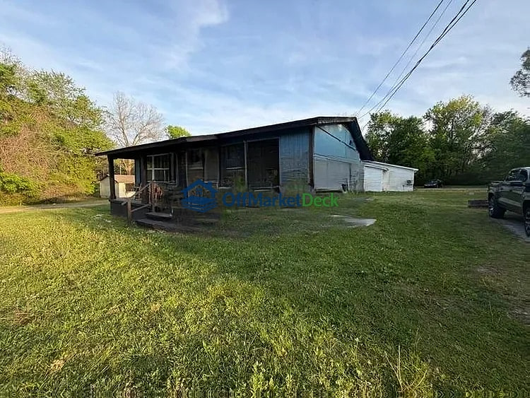 Off-market house in Brownsville, Tennessee — 2 beds, 1 bath, $64,400 — photo 2 of 8