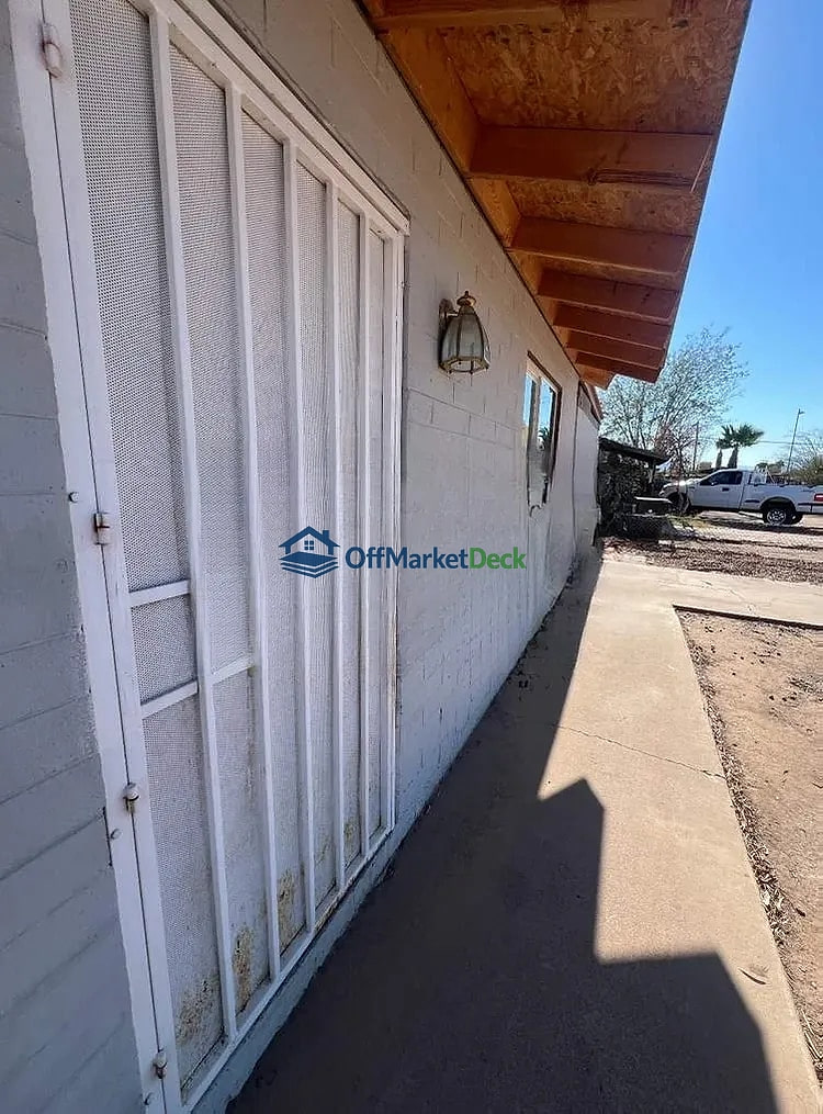 Off-market house in Phoenix, Arizona — 3 beds, 2 baths, $165,000 — photo 7 of 7