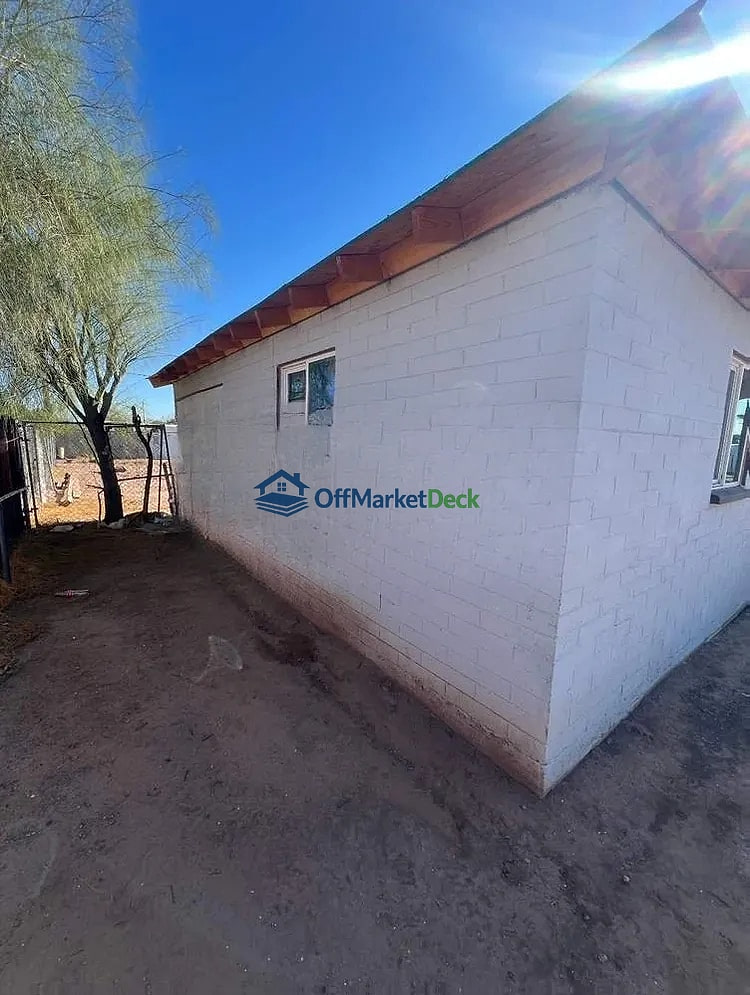 Off-market house in Phoenix, Arizona — 3 beds, 2 baths, $165,000 — photo 4 of 7