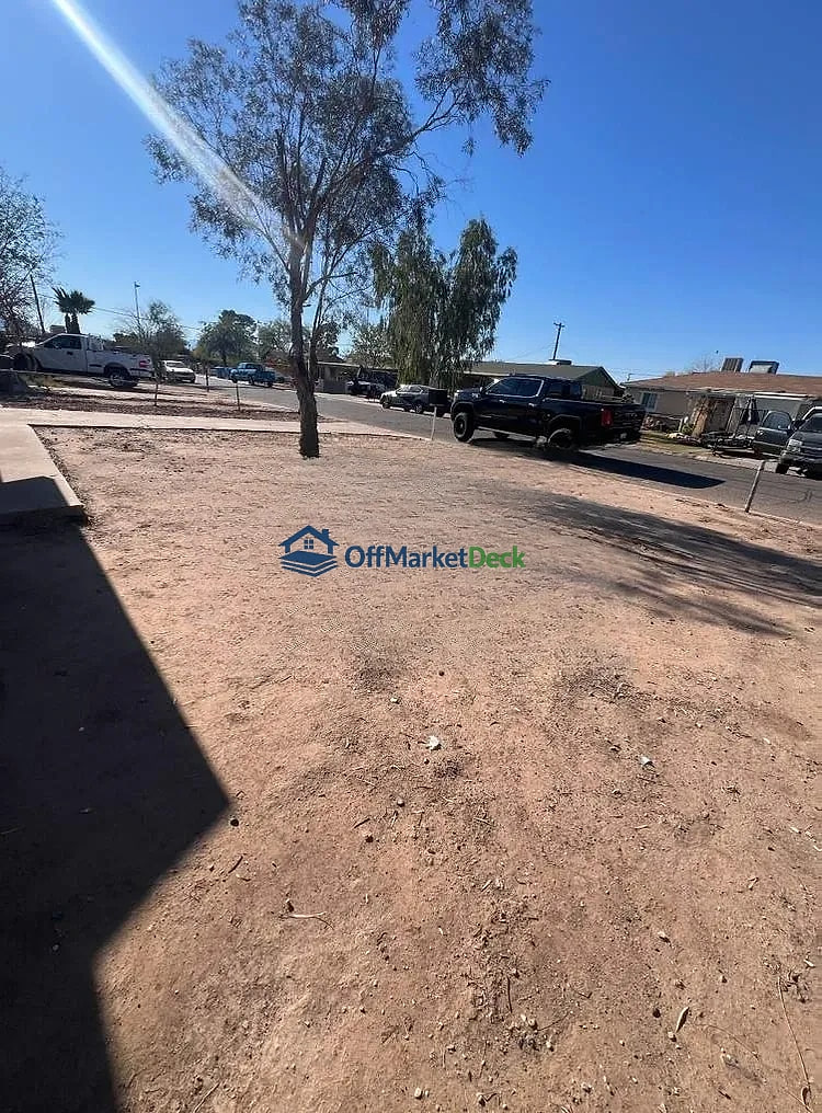 Off-market house in Phoenix, Arizona — 3 beds, 2 baths, $165,000 — photo 6 of 7