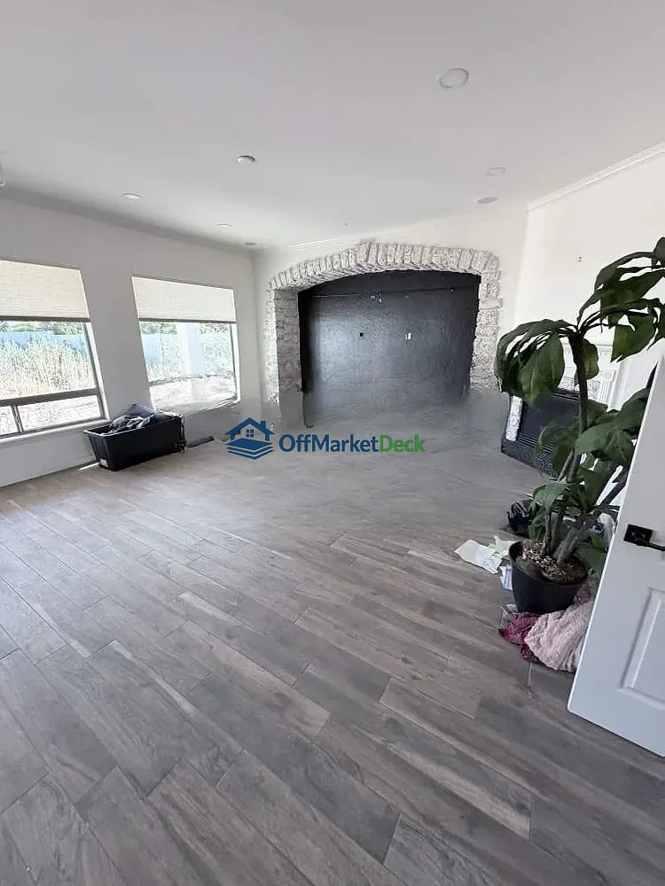 Off-market house in Chandler, Arizona — 5 beds, 4 baths, $825,000 — photo 6 of 8