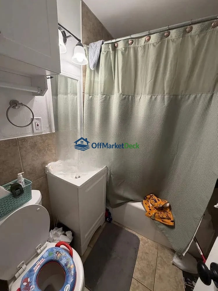 Off-market house in Denver, Colorado — 3 beds, 2 baths, $490,000 — photo 4 of 8