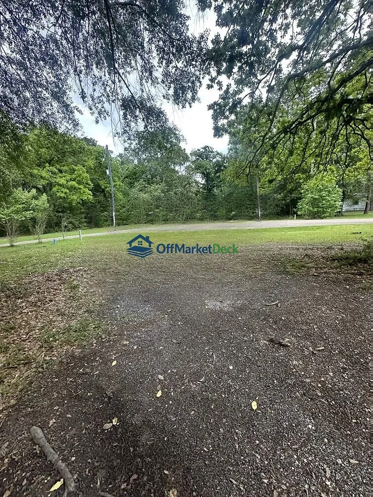 Off-market house in Magnolia, Texas — 5 beds, 2 baths, $175,000 — photo 6 of 8