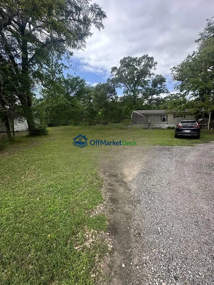 Off-market house in Magnolia, Texas — 5 beds, 2 baths, $175,000 — photo 2 of 8