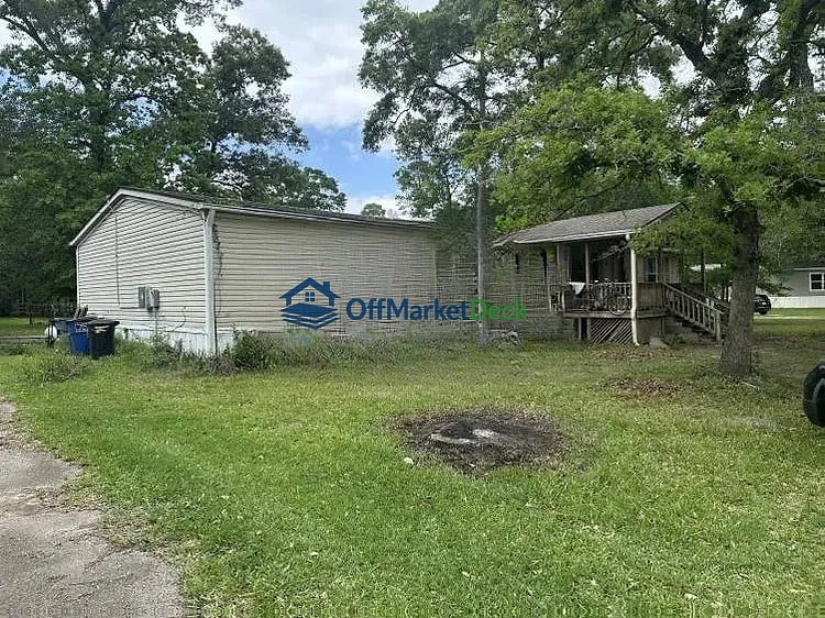 Off-market house in Magnolia, Texas — 5 beds, 2 baths, $175,000 — photo 3 of 8