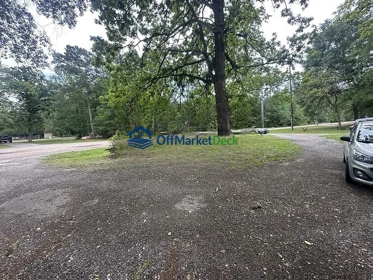 Off-market house in Magnolia, Texas — 5 beds, 2 baths, $175,000 — photo 7 of 8