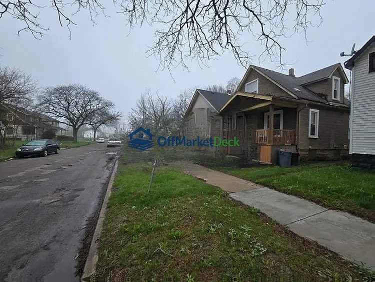 Off-market house in Highland Park, Michigan — 3 beds, 1 bath, $31,000 — photo 5 of 8