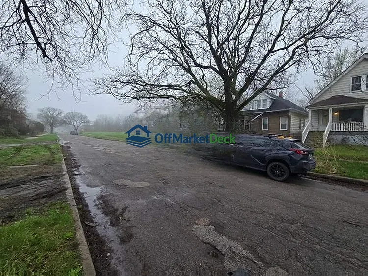Off-market house in Highland Park, Michigan — 3 beds, 1 bath, $31,000 — photo 3 of 8