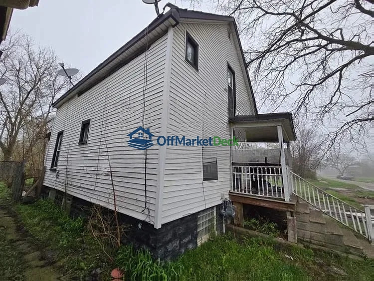 Off-market house in Highland Park, Michigan — 3 beds, 1 bath, $31,000 — photo 7 of 8