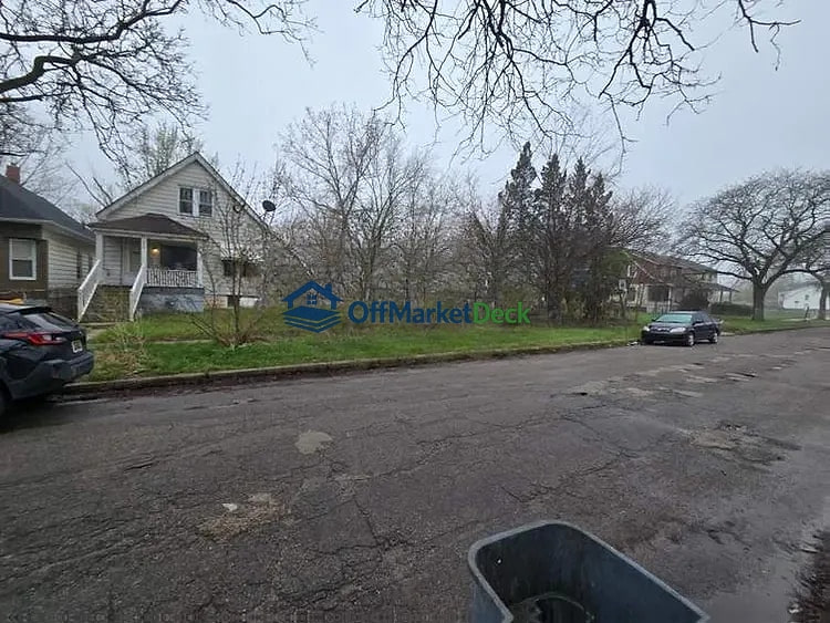Off-market house in Highland Park, Michigan — 3 beds, 1 bath, $31,000 — photo 4 of 8