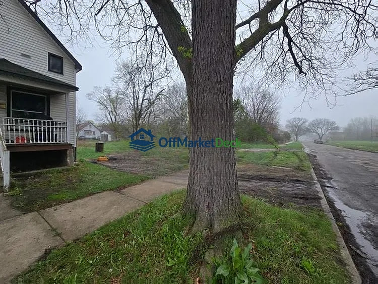 Off-market house in Highland Park, Michigan — 3 beds, 1 bath, $31,000 — photo 2 of 8