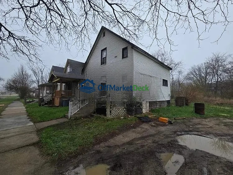Off-market house in Highland Park, Michigan — 3 beds, 1 bath, $31,000 — photo 8 of 8