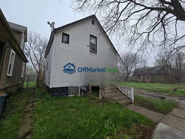 Off-market house in Highland Park, Michigan — 3 beds, 1 bath, $31,000 — photo 6 of 8