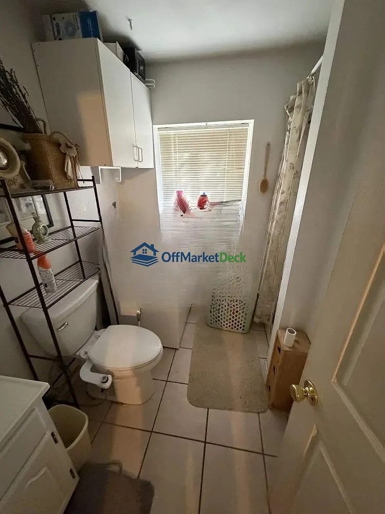 Off-market house in Aurora, Colorado — 4 beds, 2 baths, $339,000 — photo 6 of 8