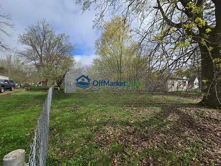 Off-market house in Lansing, Michigan — 3 beds, 1 bath, $27,000 — photo 6 of 8