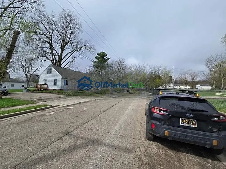 Off-market house in Lansing, Michigan — 3 beds, 1 bath, $27,000 — photo 5 of 8