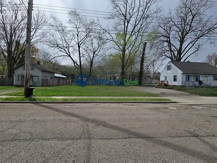 Off-market house in Lansing, Michigan — 3 beds, 1 bath, $27,000 — photo 4 of 8