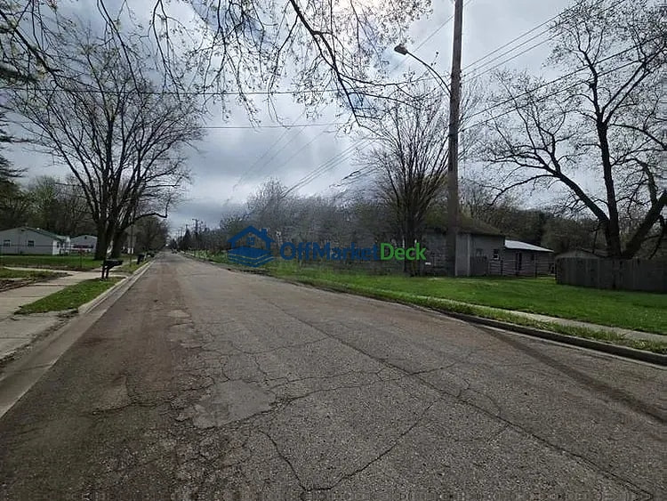 Off-market house in Lansing, Michigan — 3 beds, 1 bath, $27,000 — photo 3 of 8