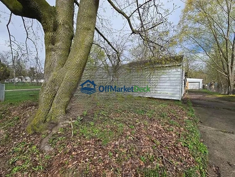 Off-market house in Lansing, Michigan — 3 beds, 1 bath, $27,000 — photo 8 of 8