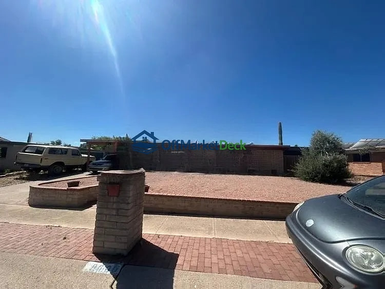 Off-market house in Tucson, Arizona — 4 beds, 1.5 baths, $295,000 - Blurred background Image