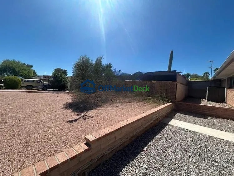 Off-market house in Tucson, Arizona — 4 beds, 1.5 baths, $295,000 — photo 3 of 8