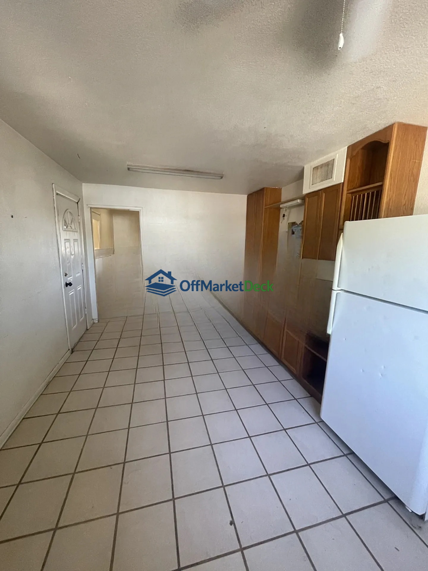 Off-market house in Phoenix, Arizona — 4 beds, 2 baths, $265,990 — photo 5 of 8