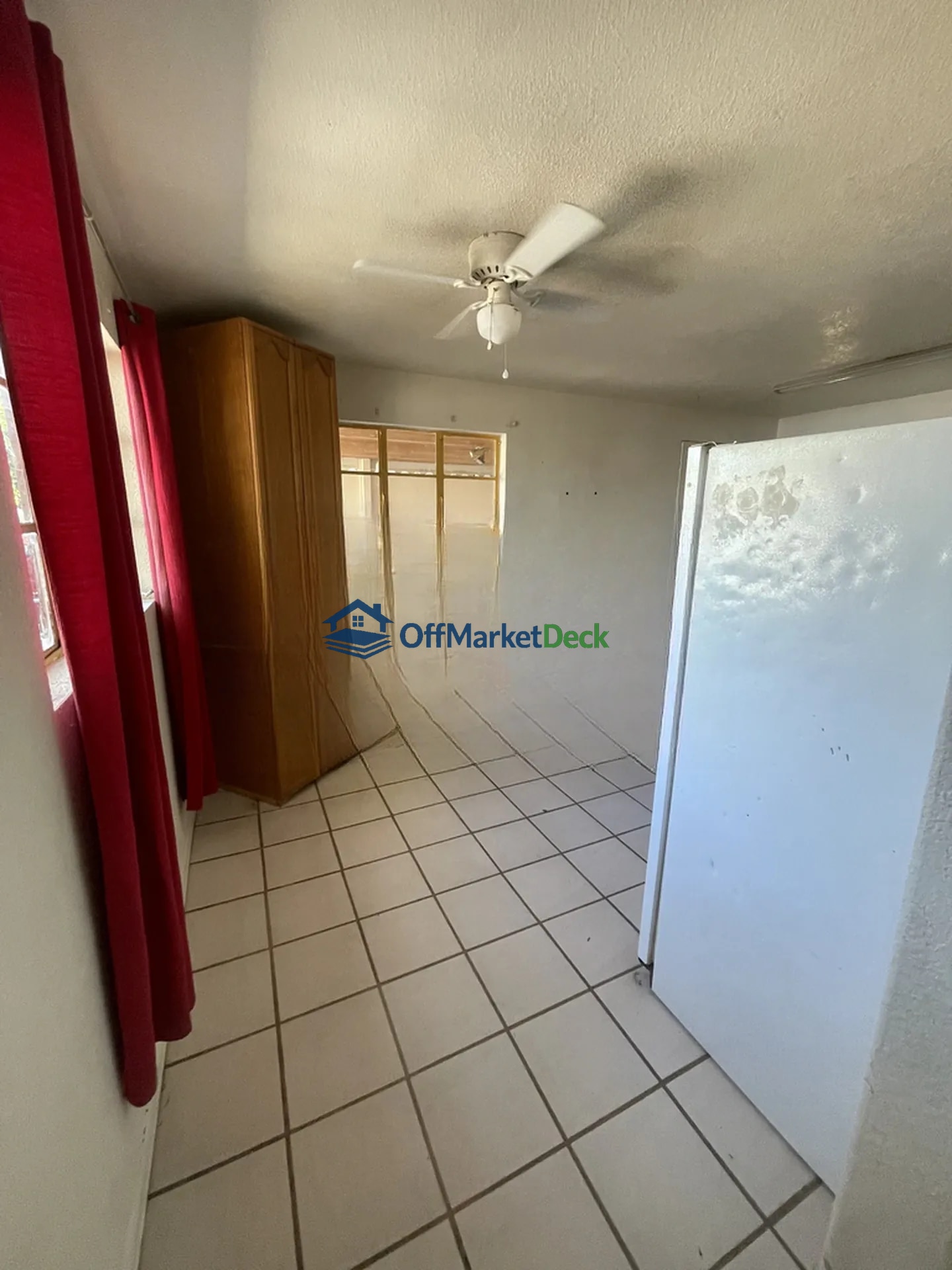 Off-market house in Phoenix, Arizona — 4 beds, 2 baths, $265,990 — photo 4 of 8