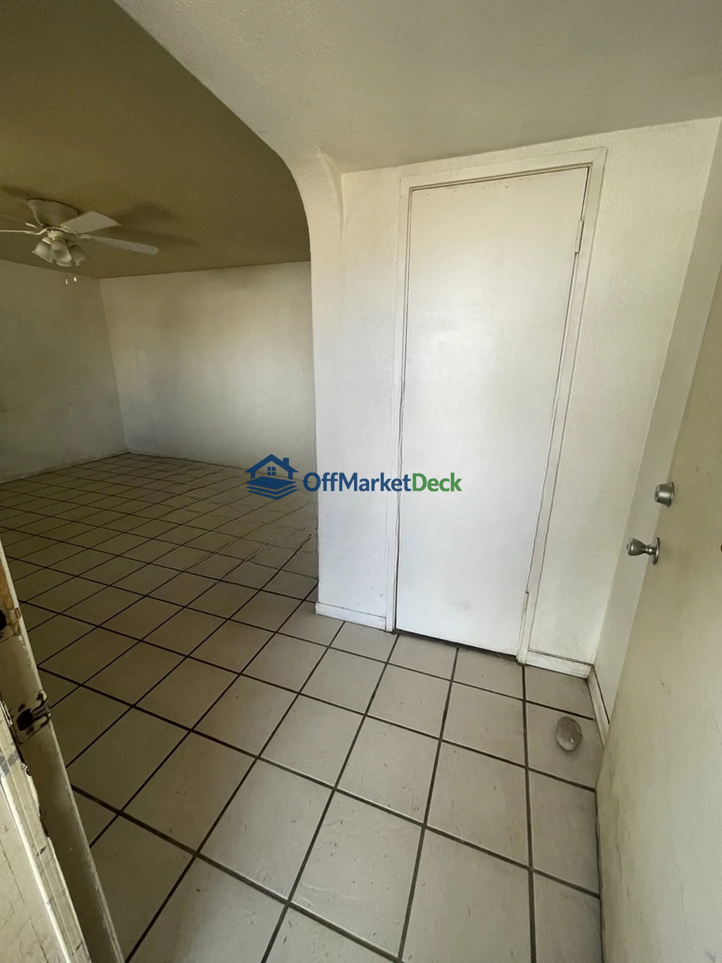 Off-market house in Phoenix, Arizona — 4 beds, 2 baths, $265,990 — photo 2 of 8