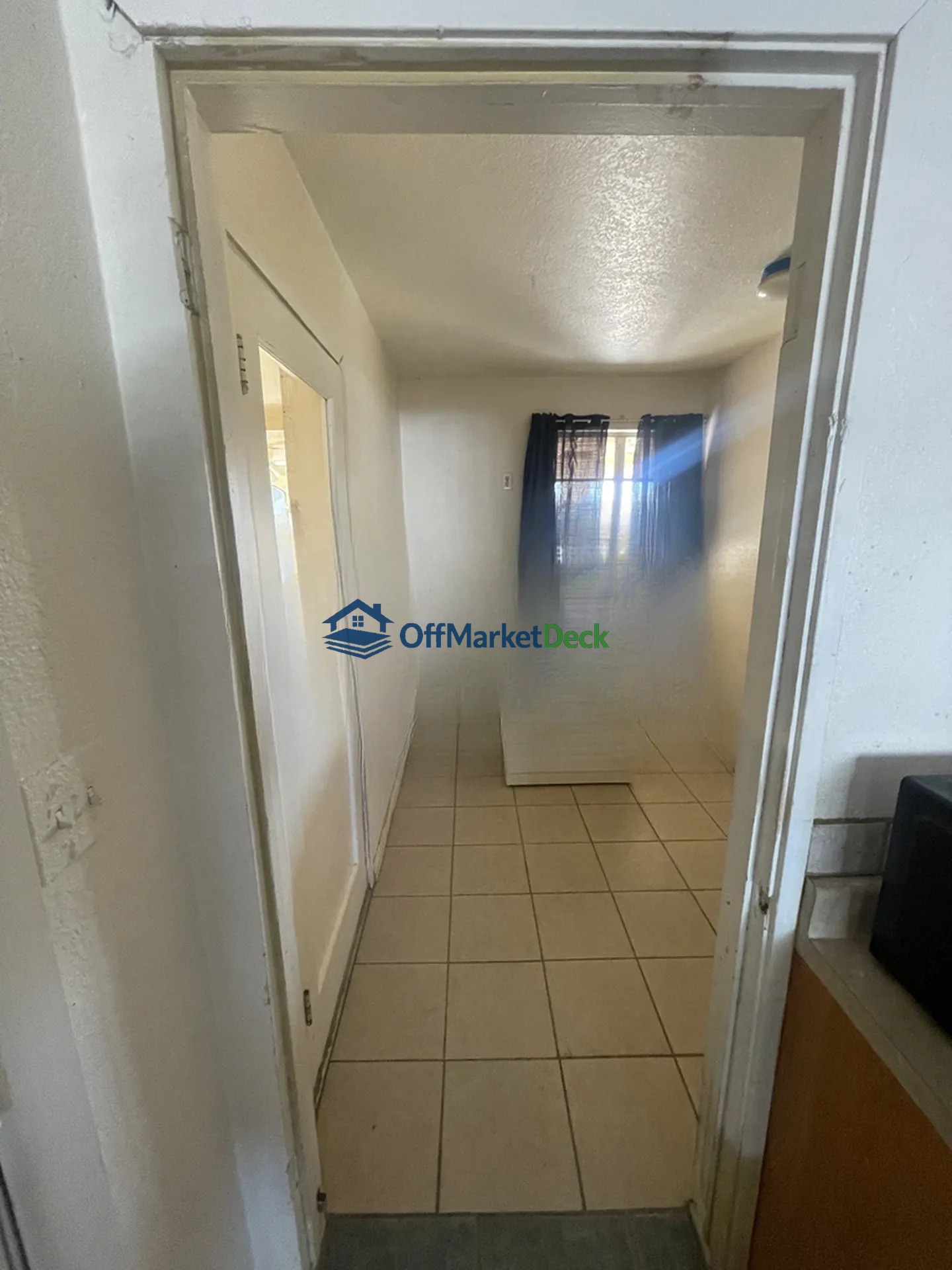 Off-market house in Phoenix, Arizona — 4 beds, 2 baths, $265,990 — photo 6 of 8