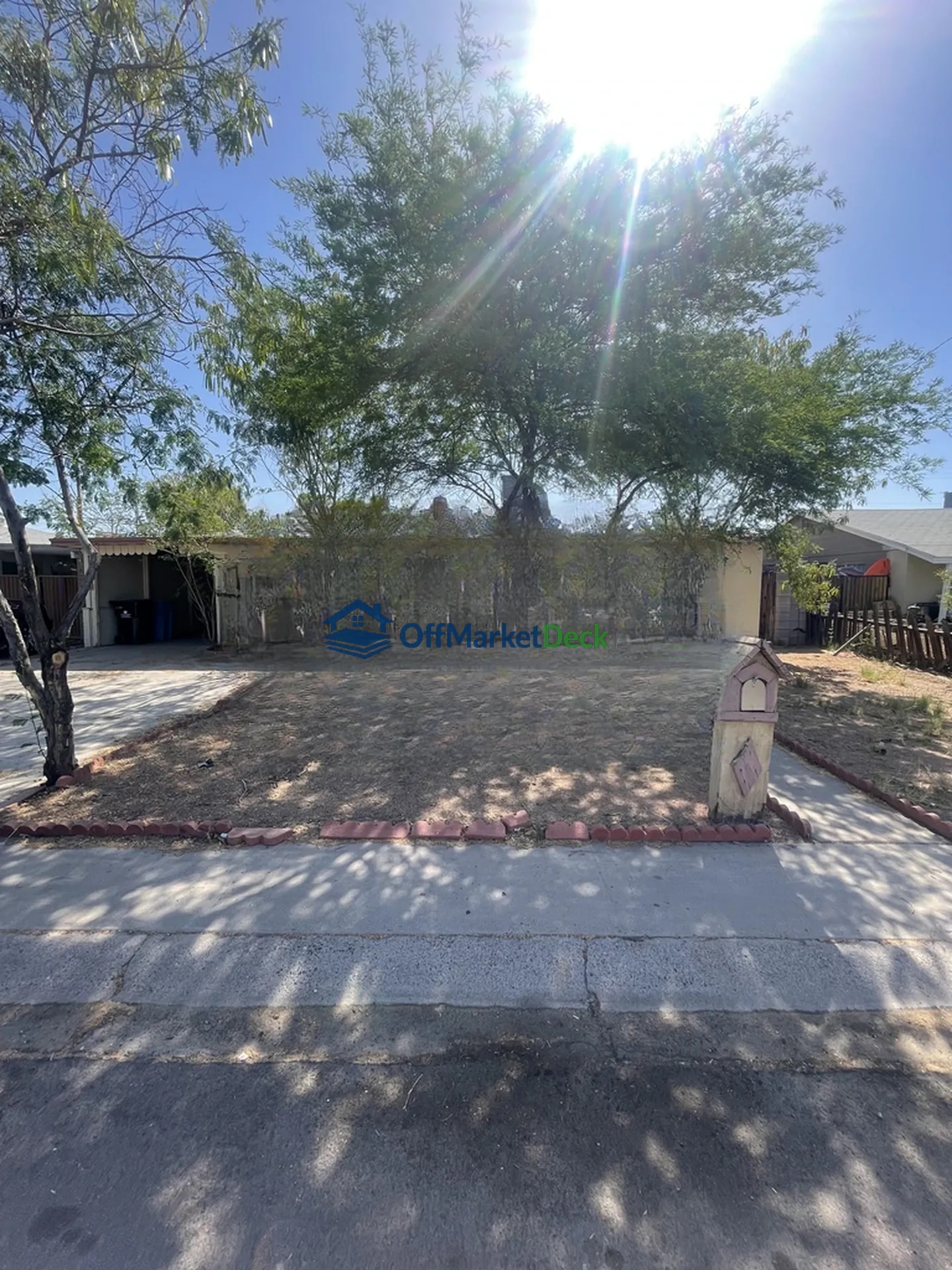 Off-market house in Phoenix, Arizona — 4 beds, 2 baths, $265,990 - Blurred background Image