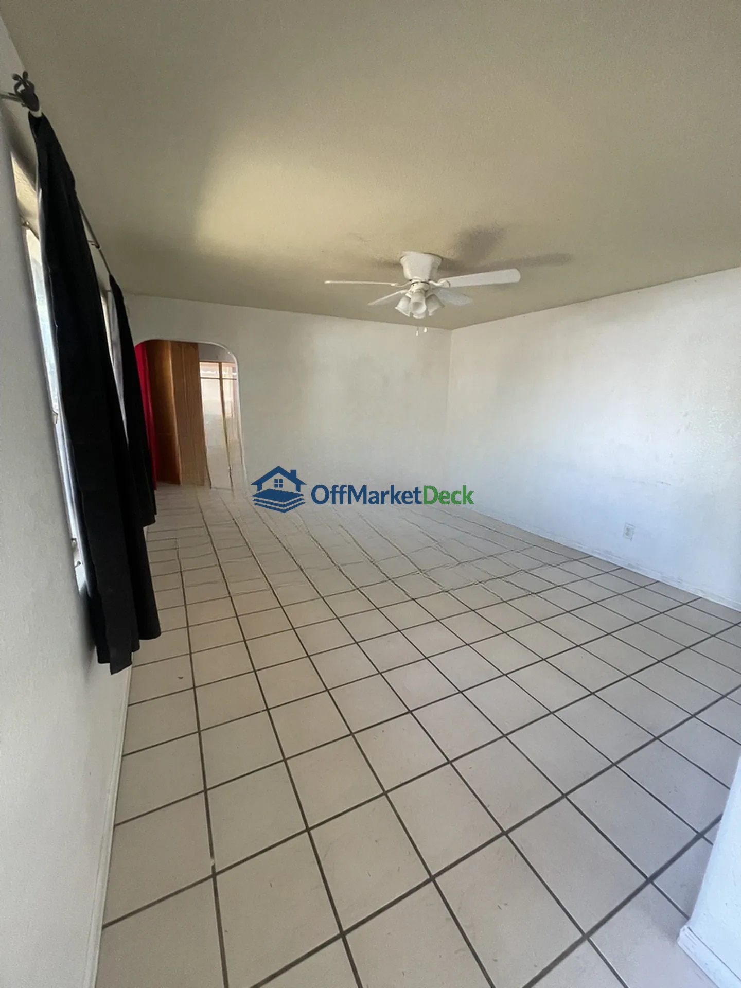 Off-market house in Phoenix, Arizona — 4 beds, 2 baths, $265,990 — photo 3 of 8