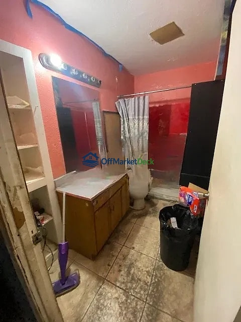 Off-market house in Phoenix, Arizona — 4 beds, 2.5 baths, $249,990 - Blurred background Image