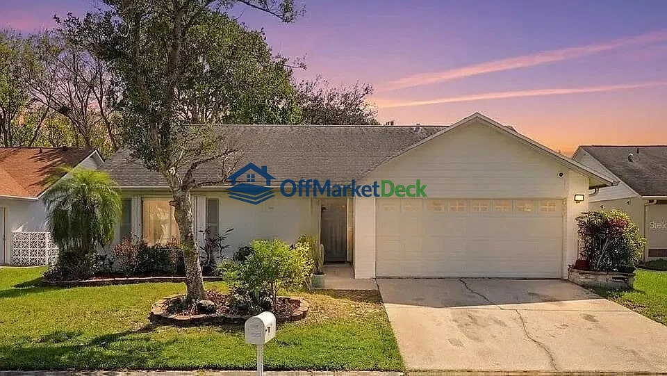 Off-market house in Pinellas Park, Florida — 2 beds, 2 baths, $275,900 — photo 2 of 3