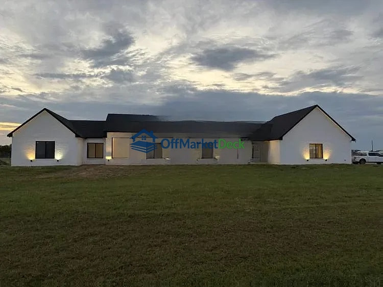 Off-market house in Sanger, Texas — 5 beds, 3.5 baths, $680,000 — photo 4 of 8